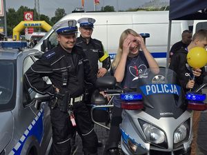 na zdjęciu policjanci i dziewczyna na motorze