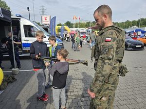 na zdjęciu żołnierz i dziecko trzymające broń