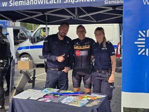 na zdjęciu policjanci z Tomaszem Dziergą