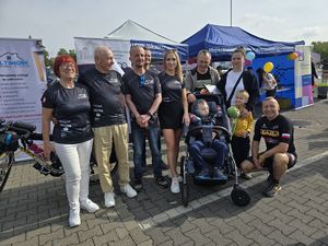 na zdjęciu zdjęcie grupowe organizatorów z rodziną i Jasiem