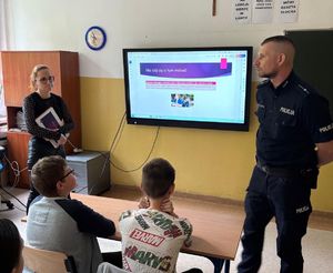 na zdjęciu policjant i pracownica MOPS na prelekcji