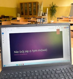 na zdjęciu slajd na laptopie