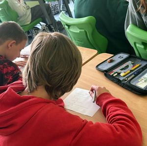 na zdjęciu uczeń wypełnia ankietę