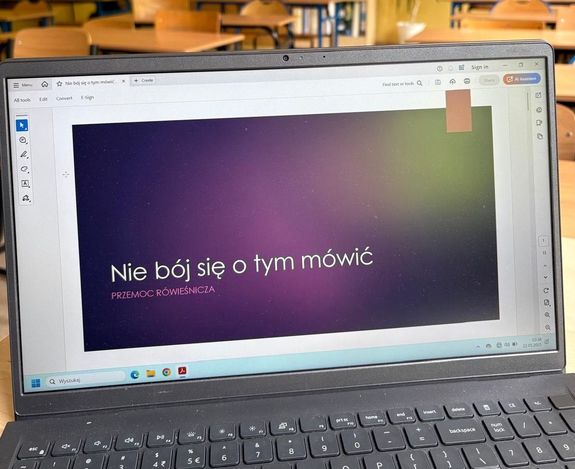 na zdjęciu slajd na laptopie