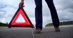 na zdjęciu trójkąt ostrzegawczy na drodze