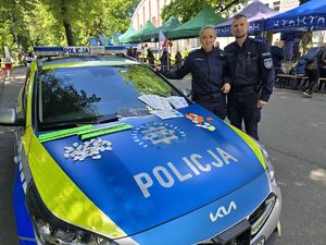 na zdjęciu policjanci przy radiowozie