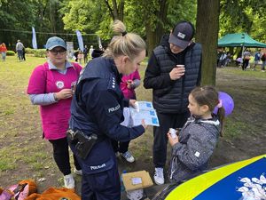 na zdjęciu policjantka wręcza koperty życia