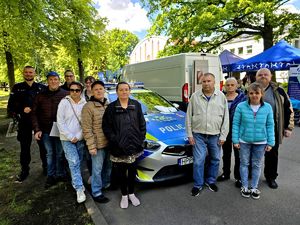 na zdjęciu zdjęcie grupowe przy radiowozie