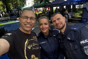 na zdjęciu policjanci i pracownik MOSiR