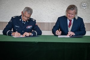 na zdjęciu komendant wojewódzki prokurator generalny podpisują porozumienie