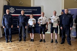 na zdjęciu nagrodzeni policjanci