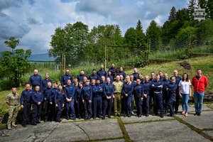 na zdjęciu zdjęcie grupowe oficerów prasowych i gości