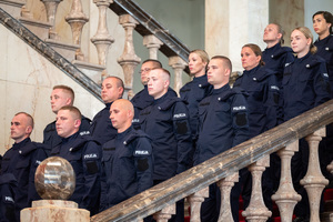 na zdjęciu ślubowani policjanci