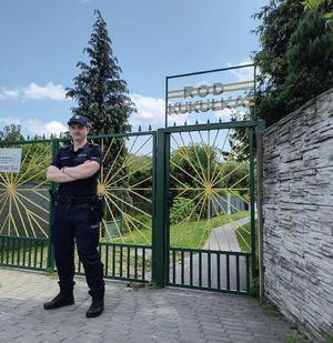 na zdjęciu dzielnicowy przed bramą ogródków