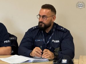 na zdjęciu policjant