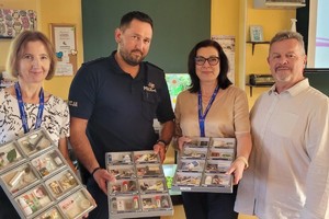 na zdjęciu zdjęcie grupowe prelegentów i dyrektora szkoły z replikami narkotyków