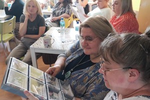 na zdjęciu kobiety oglądają walizkę profilaktyczną