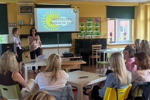 na zdjęciu przedstawicielki sanepidu prowadzą prelekcję