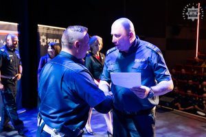 na zdjęciu Zastępca Komendanta Wojewódzkiego gratuluje policjantowi