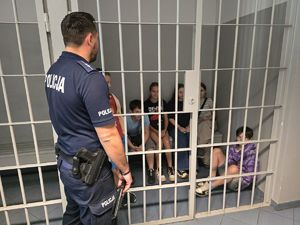 na zdjęciu dzieci w pomieszczeniu za kratkami