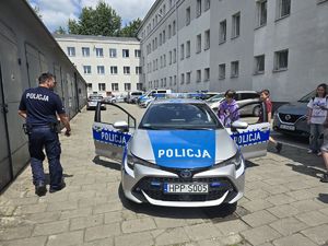 na zdjęciu radiowóz i dzieci