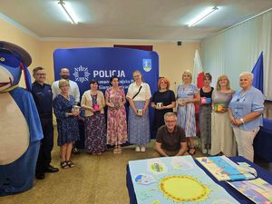 na zdjęciu zdjęcie grupowe opiekunów prac i komisji