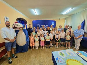 na zdjęciu zdjęcie grupowe z finalistami konkursu
