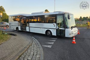 na zdjęciu autobus i leżąca na chodniku hulajnoga