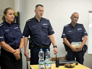 na zdjęciu policjanci stoją w bibliotece