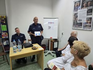 na zdjęciu policjant trzyma kopertę życia