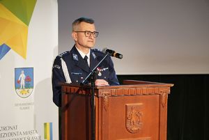 na zdjęciu komendant przemawia
