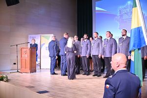 na zdjęciu mianowani policjanci