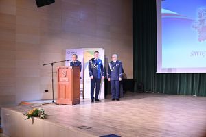 na zdjęciu I zastępca KWP oraz komendant na scenie