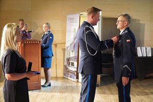 na zdjęciu I Zastępca KWP wręcza odznakę komendantowi