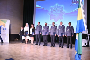 na zdjeciu wyróżnieni pracownicy i policjanci