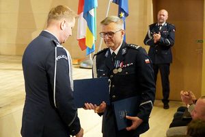 na zdjęciu I Zastępca KWP składa życzenia komendantowi