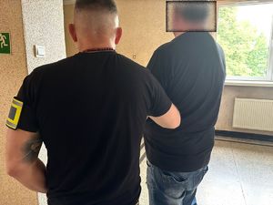 na zdjęciu nieumundurowany policjant z zatrzymanym