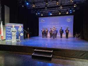 na zdjęciu scena z orkiestrą i lektorkami