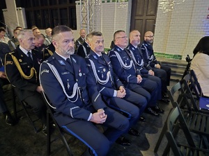 na zdjęciu komendanci siedzą podczas uroczystości