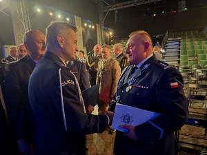 na zdjęciu insp. Wierzycki składa życzenia insp. Kopciowi