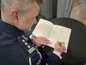 na zdjeciu insp. Waldemar Wierzycki wpisuje się do księgi gości