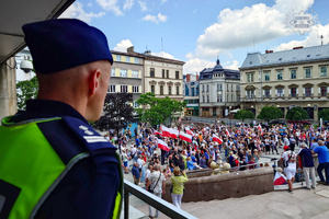 na zdjęciu policjant podczas zabezpieczenia