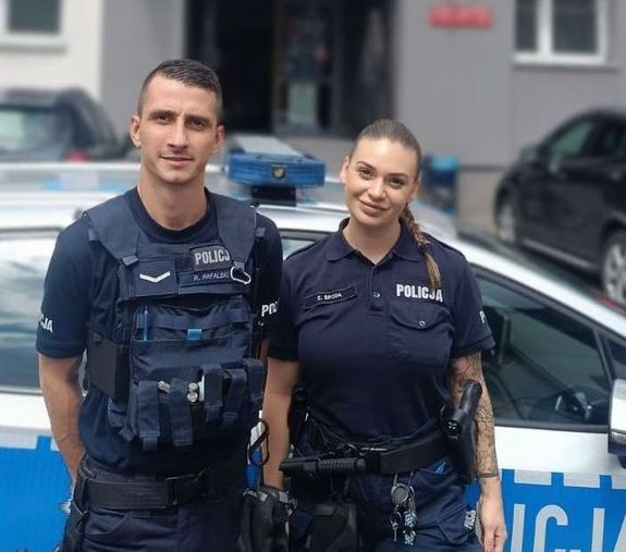 na zdjęciu policjanci przed radiowozem