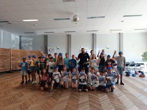 na zdjęciu zdjęcie grupowe policjanta z półkolonistami