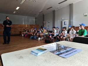 na zdjęciu policjant prowadzi prelekcję