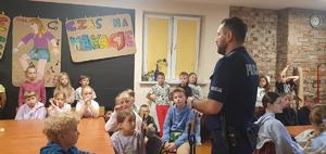 na zdjęciu policjant prowadzi prelekcję
