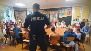 na zdjęciu policjant prowadzi prelekcję