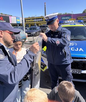 na zdjęciu policjant z tarczą