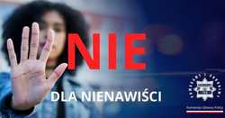 na zdjęciu plakat osoba z ręką stop nie dla nienawiści