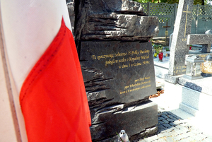 na zdjęciu pomnik z flagą